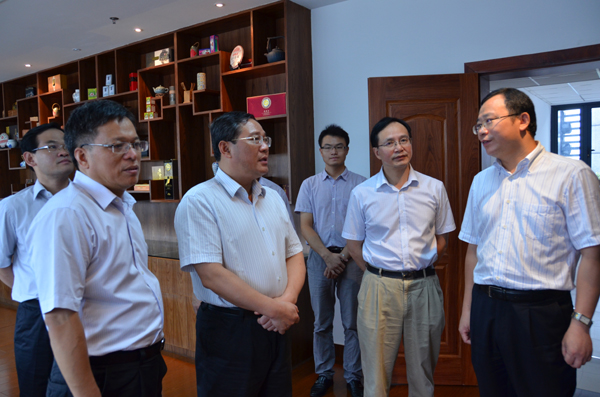 省委副书记李强视察中茶拍公司 省委副书记李强视察中茶拍公司