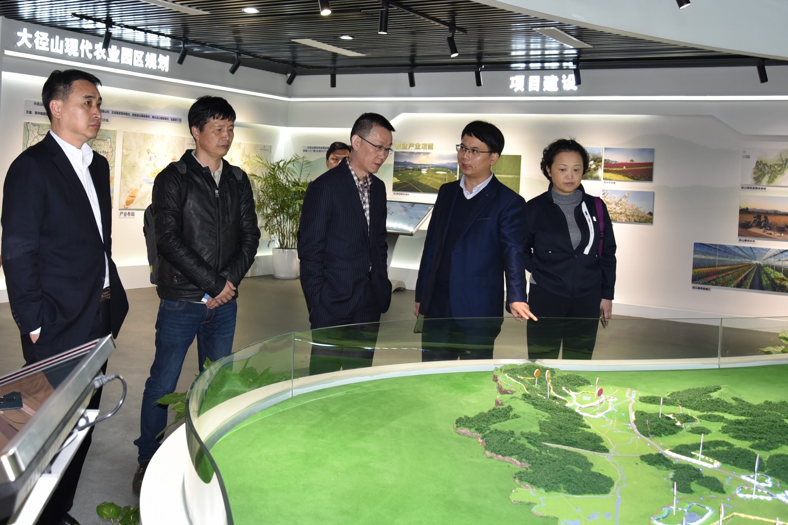 贵州省投资促进局余显强一行莅临LD.COM-乐动(中国)特种茶中心考察