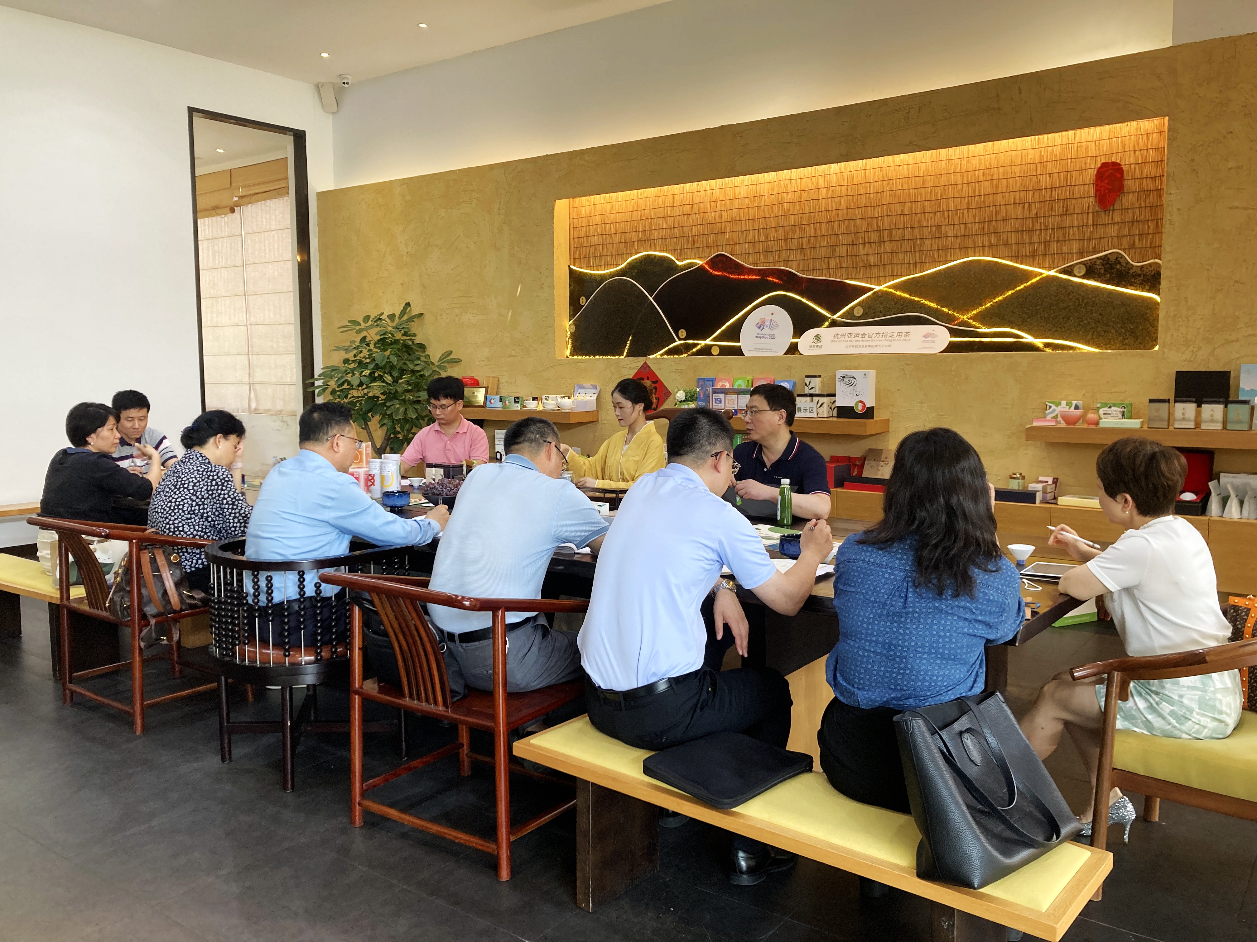 杭州市政协副主席郭清晔一行走访调研LD.COM-乐动(中国)骆驼九宇公司 杭州市政协副主席郭清晔一行走访调研LD.COM-乐动(中国)骆驼九宇公司